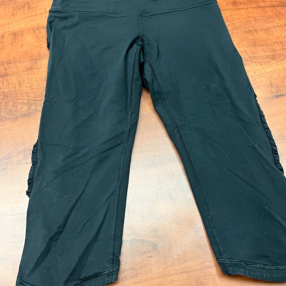 Black lululemon capri tights